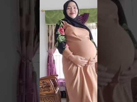 bumil hijab cantik elus elus perut gede