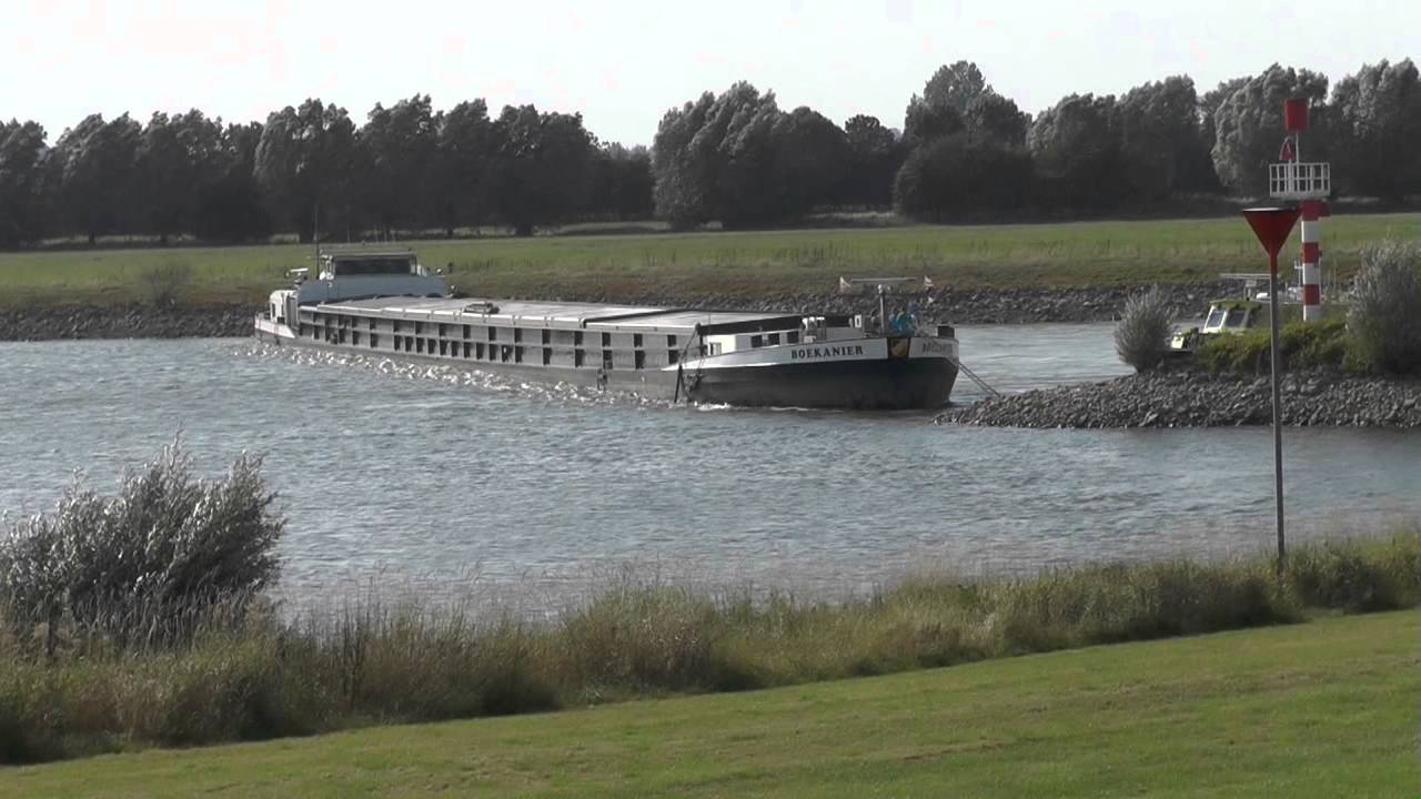Foto Video Zutphen Nieuws  Breaking News   Schip vastgelopen in de ijssel