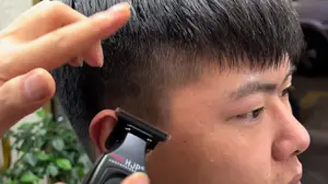 雕刻推使用小技巧 不管是雕刻划线,或者是修边做渐变都要注意力度的使用哦发型师 理发店 理发雕刻推 雕刻推使用小技巧 - YouTube