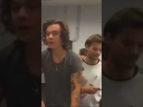 How Louis Puts His Hand Over Harry S Larrystylinson Harrystyles Louistomlinson Larry Larries 