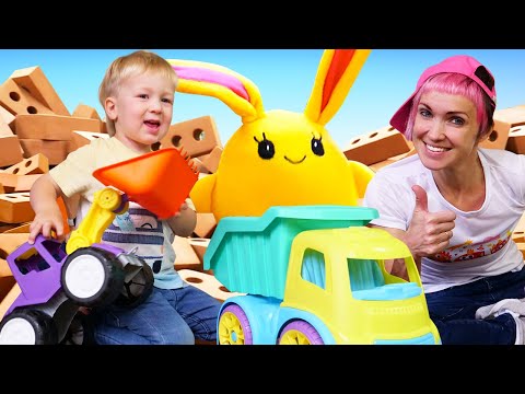 La mamma porta i bambini e il coniglietto Lucky al parco divertimenti.