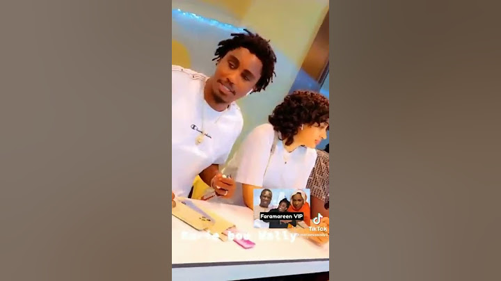 Wally Seck avec sa femme depuis les tribunes en...