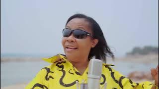MAMAN CLAUDINE MANUNGA M. - CELEBRATE THE LORD (Clip Officiel)