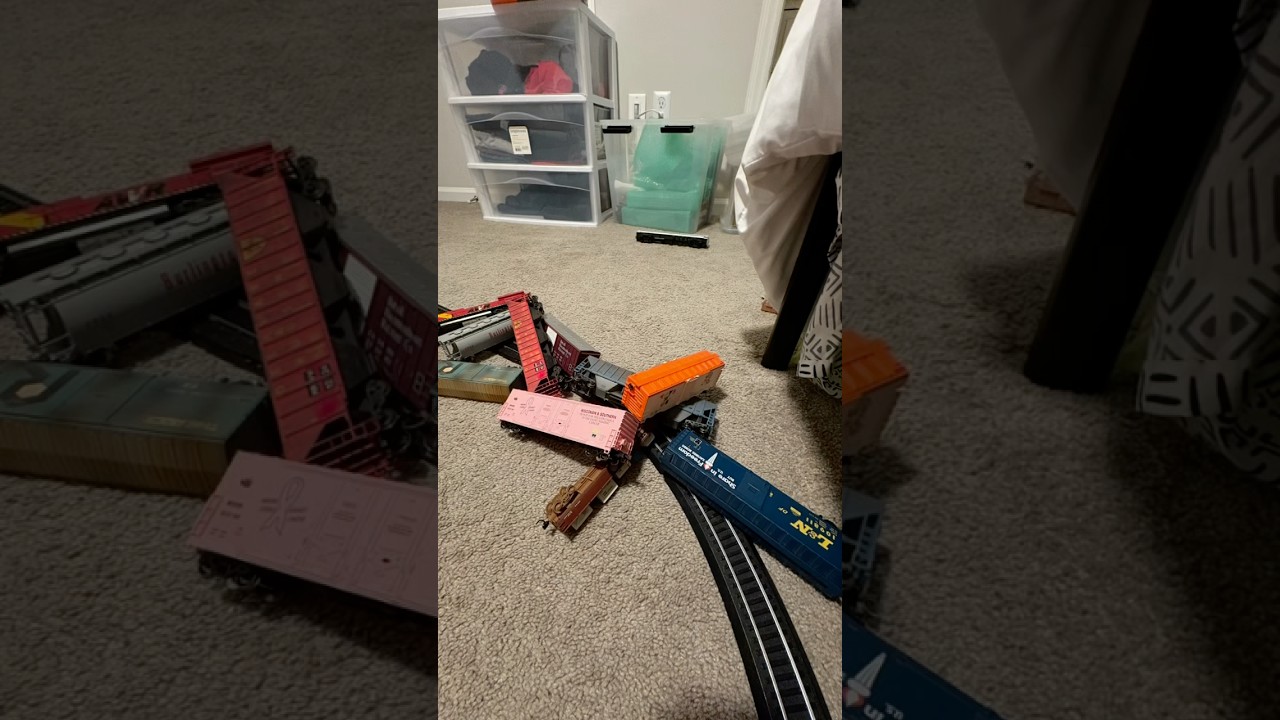 Stop-Motion train crash - YouTube
