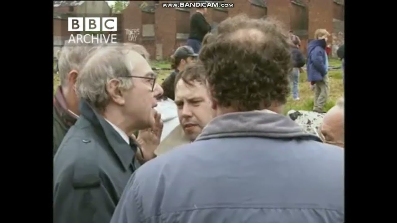 UFF sectarian attack ends with a UDA man shot & another under siege, Tigers Bay, Belfast 17 May 1993