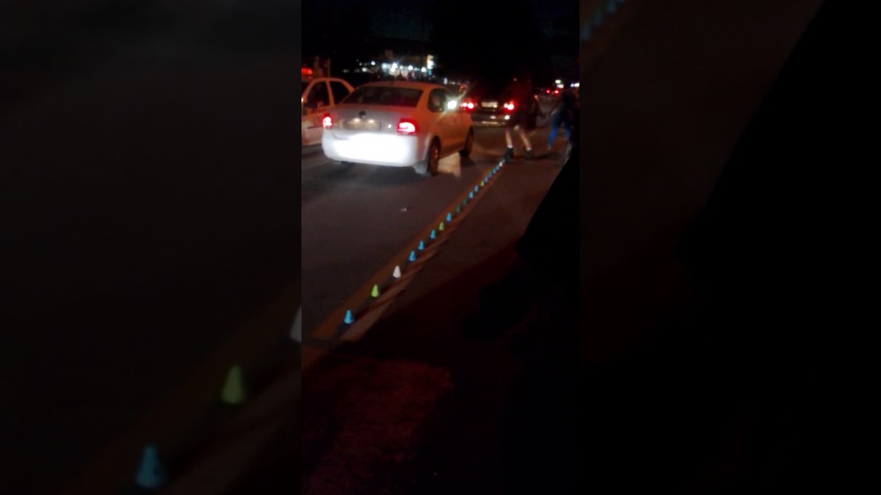 Танцуют возле машины Танцуют возле машины