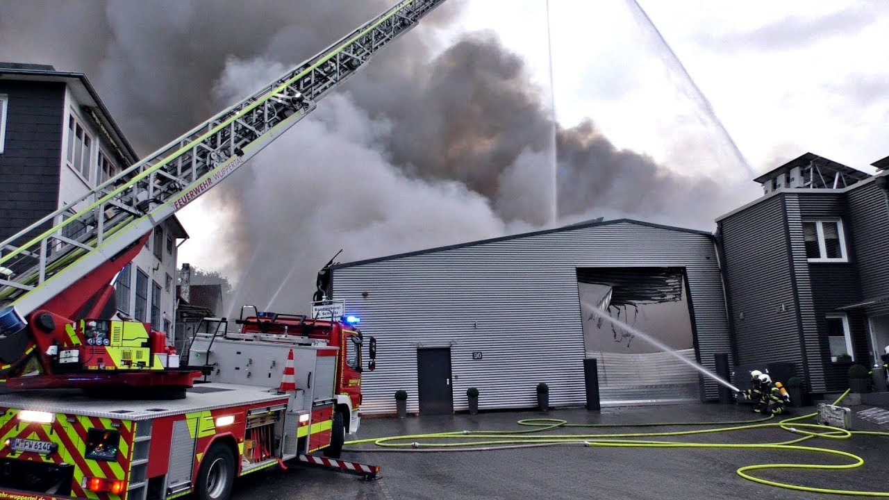 [РИБВЕБЕРИ В ПОЖАРЕ | ВУППЕРТАЛЬ] Зрители мешают спасательной операции — чёрный дым и пламя