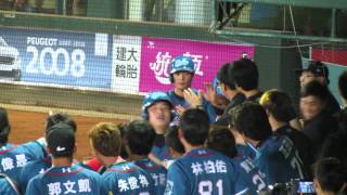 20140503小胖擊出全壘打跑壘回休息室擊掌