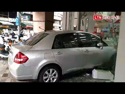 女子開車失控衝入電信門市 昏迷送醫