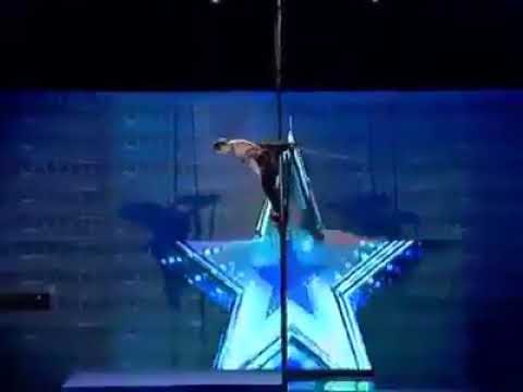 هي واثقة بيه ثقة انا ما بوثقها بنفسي اجمل ثنائي و اغنية هندية رائعة 