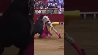 🐂🤩 Arte y valor en el quite de Roca Rey #Torum #Toros #Tauromaquia #RocaRey #short #shorts #viral