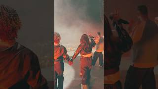 Chicas de World Worship cantan con Barak tomadas de la mano. #musica #worship #barak