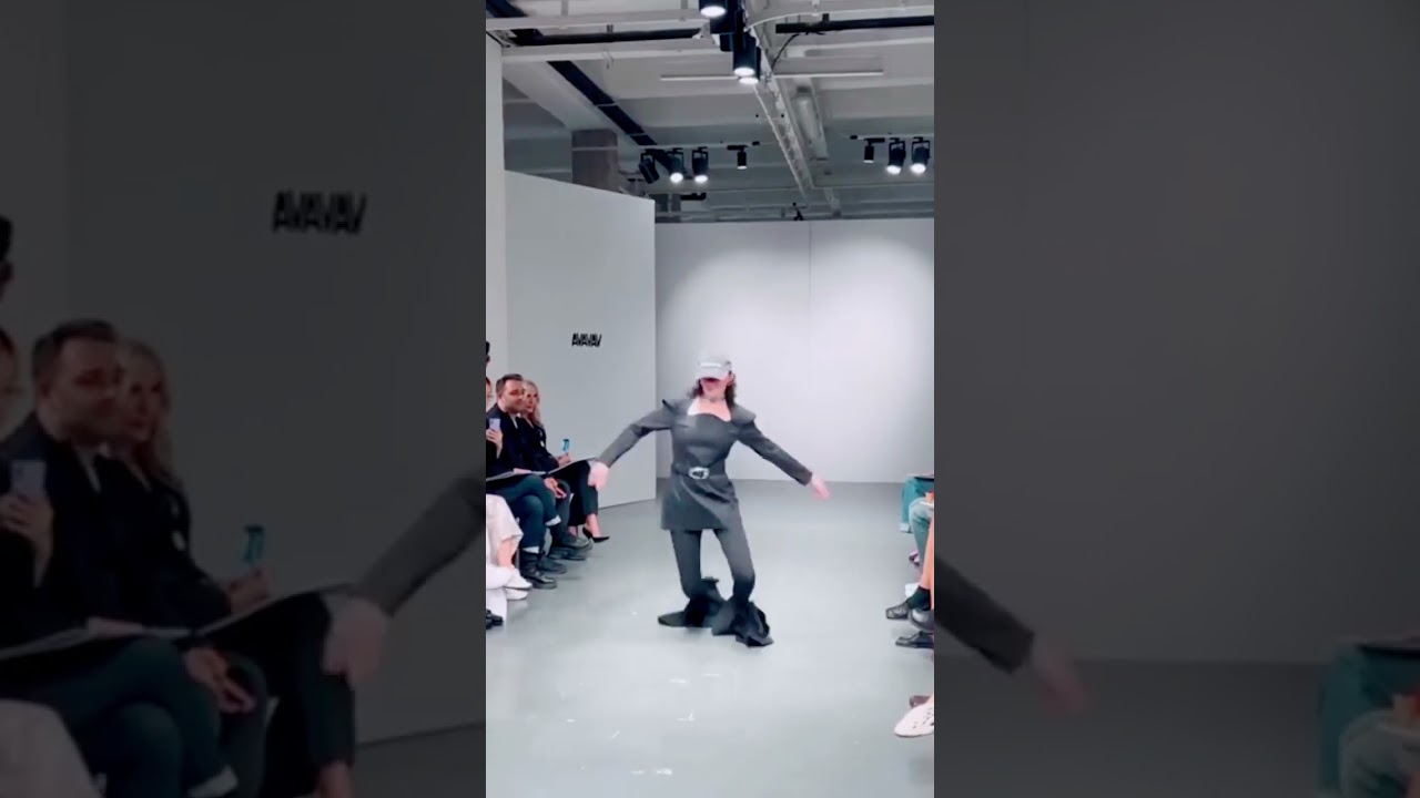 Model Runway drop avavav spring 2023 