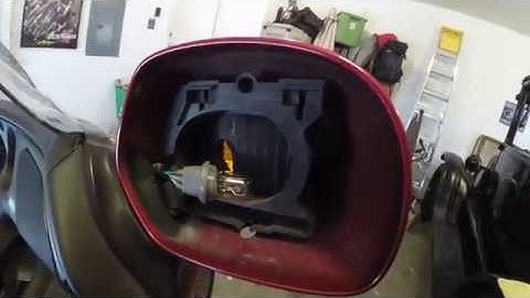 Honda Goldwing 1800 Replace front running & turn indicator bulb