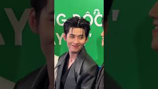 Xỉu cái đùng khi Hùng Huỳnh chu môi thả thính với fan, visual cỡ này ai mà chịu nổi.