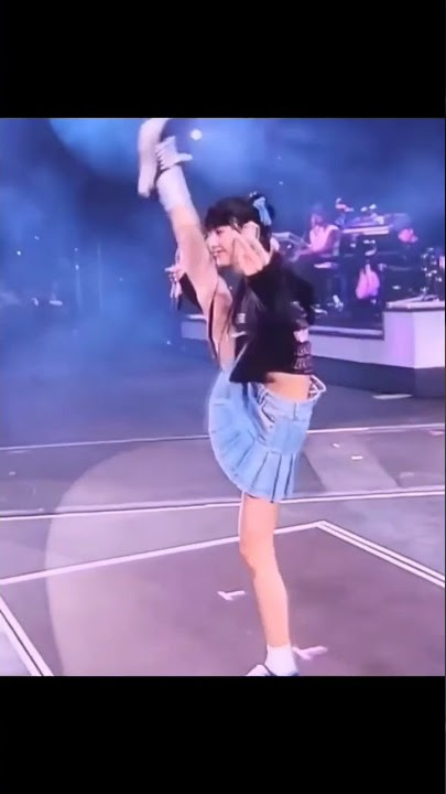 OMG lisa is so flexible 😳 #blackpink #jennie #lisa #rosé