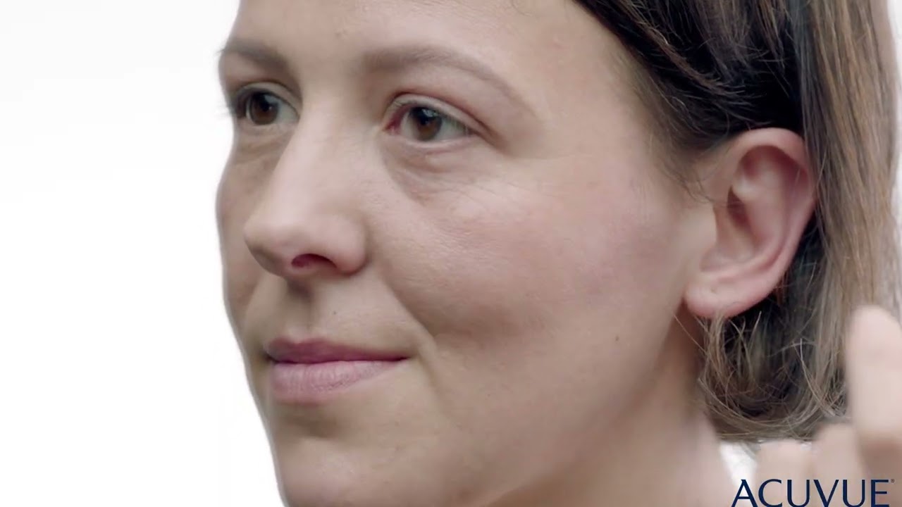 How to apply and remove contact lenses | ACUVUE Middle East | Martha