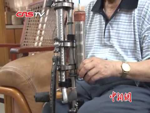 七旬老人自制槍形多功能拐杖 能裝水點煙當強光電筒