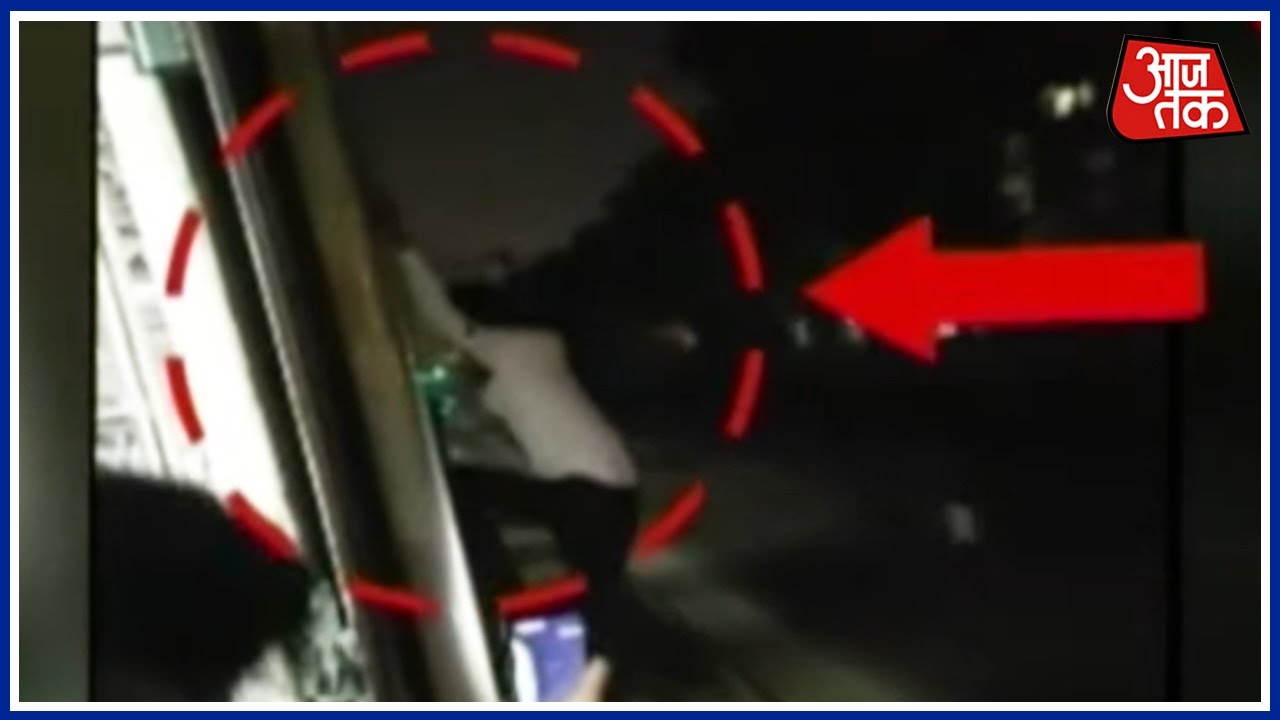 Man Performs A Dangerous Stunt On Mumbai Local Train - YouTube