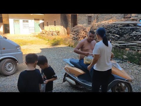 二胖今天又去撩凉粉妹了，还打包回来给我们吃，见者有份