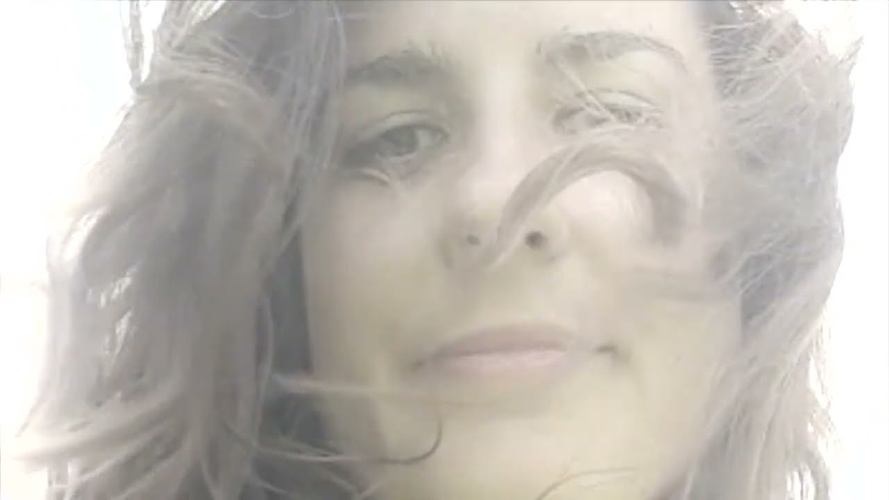 Guarda You And Me - Solo EP release - Carly E su YouTube Guarda You And Me - Solo EP release - Carly E su YouTube