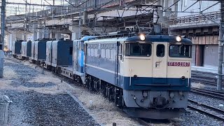 【スーパーレールカーゴ OM入場無動回送】国鉄EF65形2067号機（赤プレート・国鉄色）＋JR貨物M250系Mc250-5号機が大宮駅に到着するシーン（単8957レ）2022.1.27