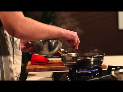 Video: Kako Kuhati Svinjetinu U Umaku Od Brusnica