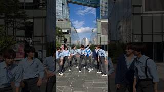 He really loves that dance move. 🙊 #HORI7ON #호라이즌 #SUMAYAWSUMUNOD