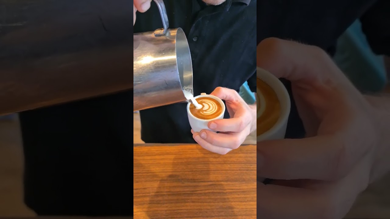 Cómo hacer arte latte "tulipán" en una taza pequeña (macchiato)