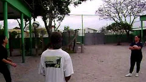 Como é chamada a ação de receber o saque adversário efetuando um passe para o levantador?