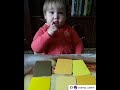Малышка правильно показывает оттенки жёлтого цвета из «Творчества с пелёнок»