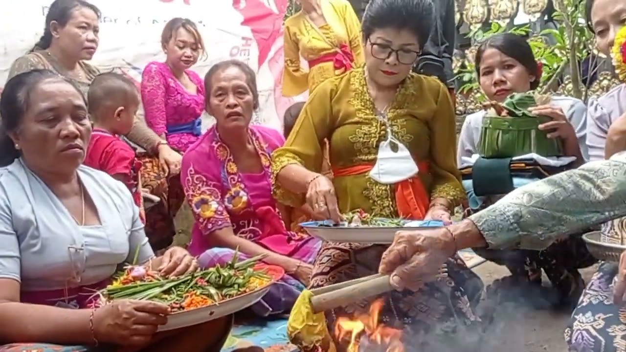PITRA YADNYA PURI PAGUTAN LOMBOK DI IRINGI ANGKLUNG BURAK WANGI PANARAGE @SERAYA CHANNEL