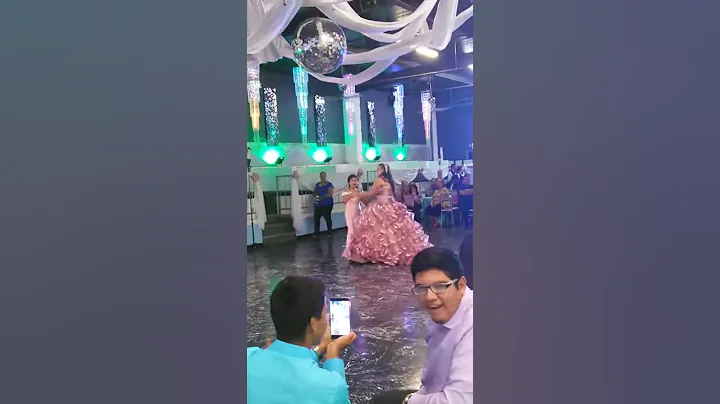 XV julie longoria ..con su prima.naye