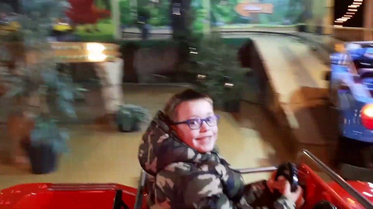 jayden vermaakt zich op kerstland