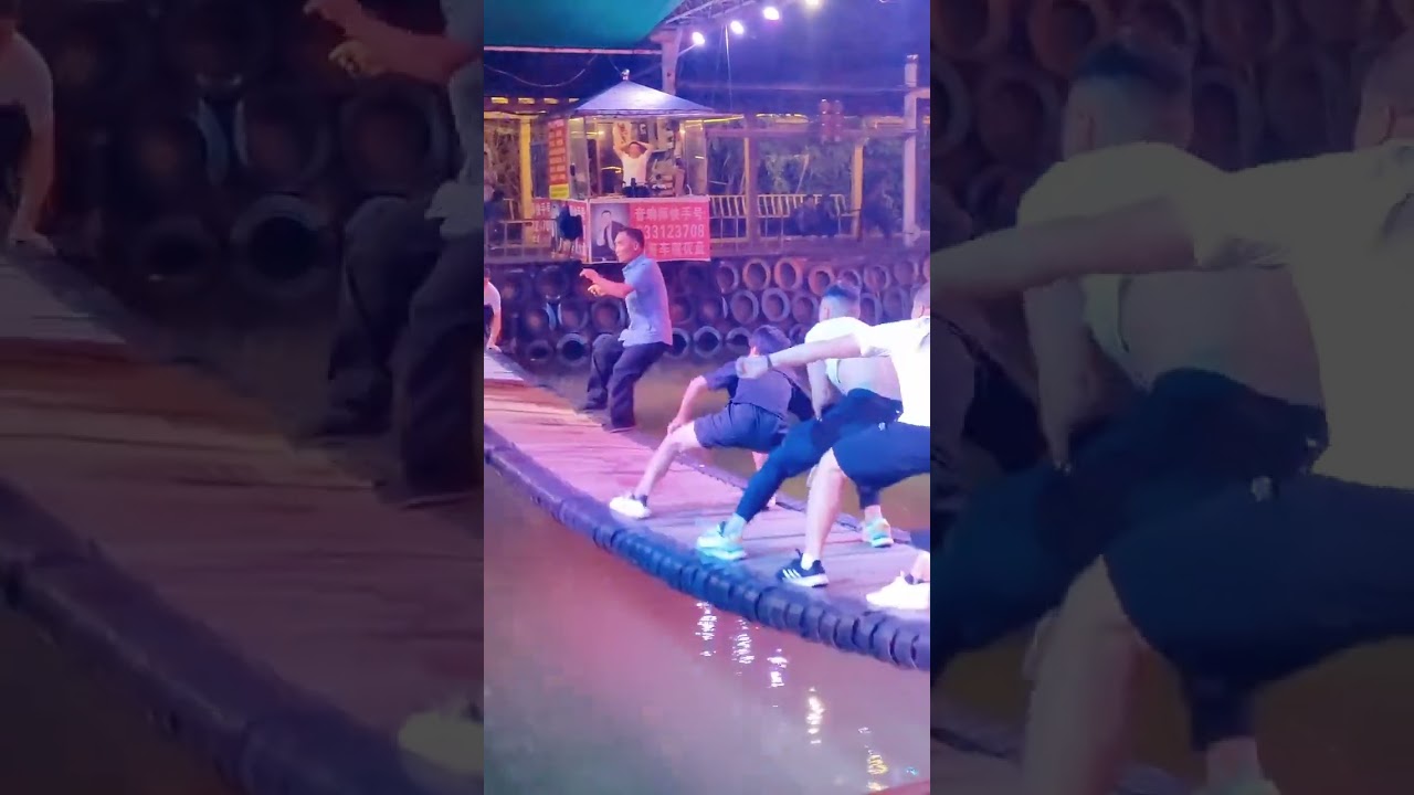 Мост интернет-знаменитости, мастер тряски моста трясется и смеется над мостом