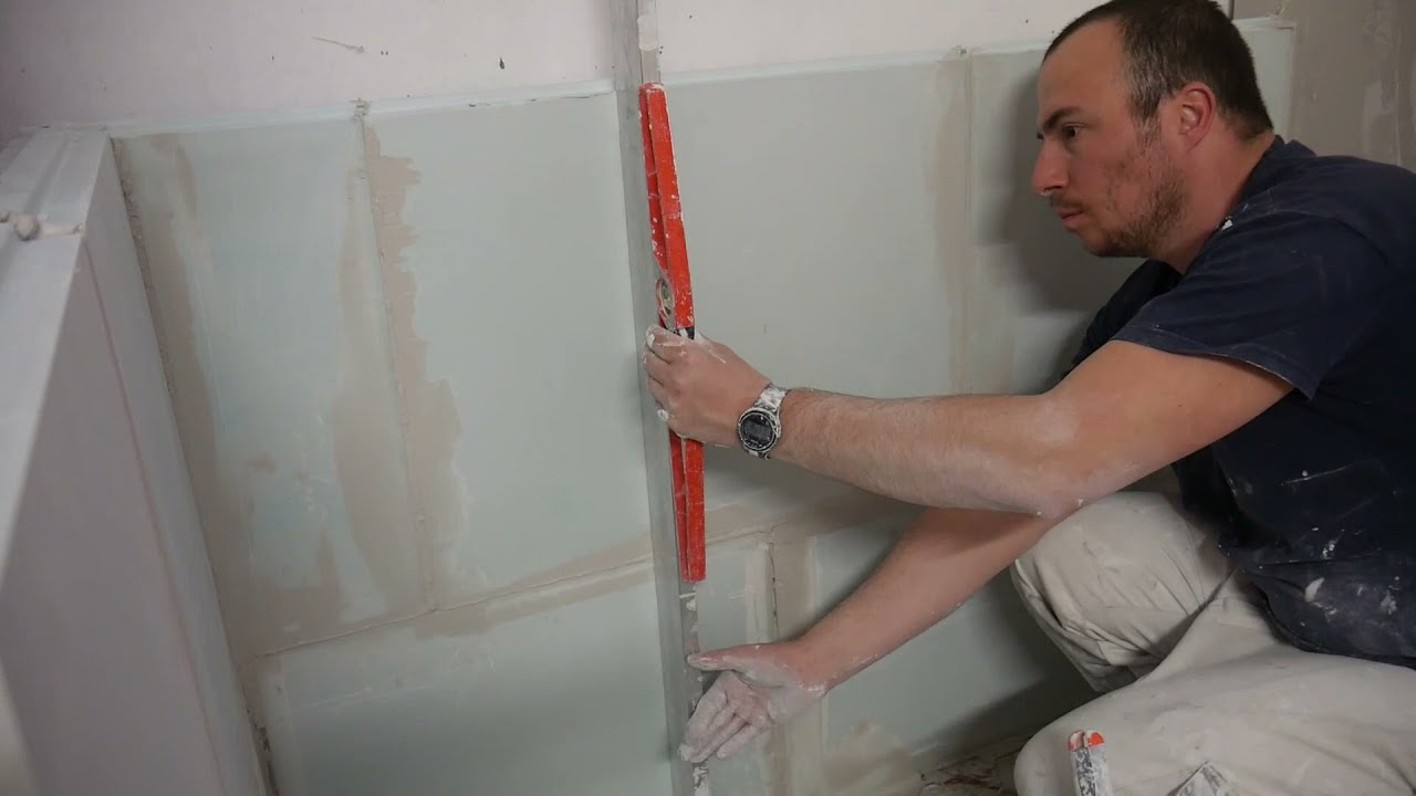 Comment monter une cloison en carreaux de plâtre - YouTube