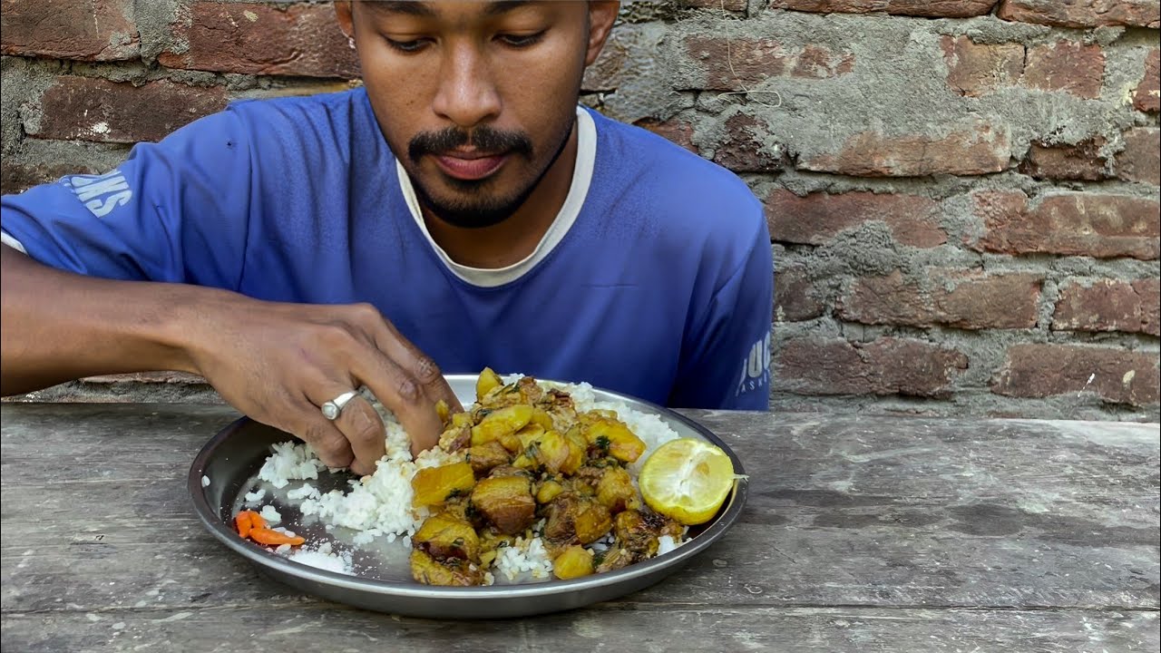 CRISPY PORK EATING LOCAL STYLE 🌶️@Jaggu_Vlog-v7y 