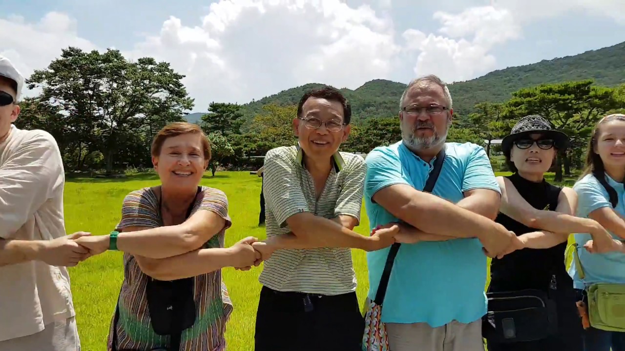 Amikra rondo - per Esperanto por mondpaco kaj amikeco...