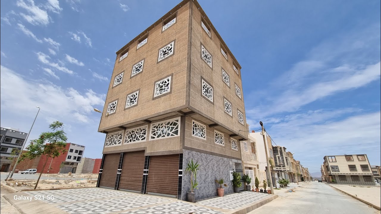 منزل 2فصاد تجاري👈 البئر👈 طاقة الشمسية 👈3️⃣كراجات بالكموند👈 وسدة