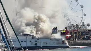 Incendio en Barco atracado en Puerto Marina tras una explosión - Benalmadena