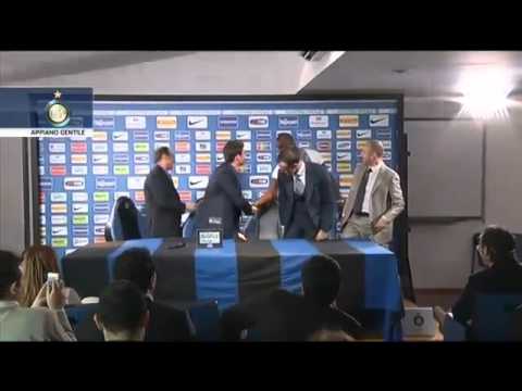 Balotelli crashing the conference of Andrea Stramaccioni
