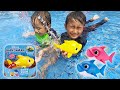 Ziyan dan Kyo Main Mainan Hiu Baby Shark di Kolam Renang