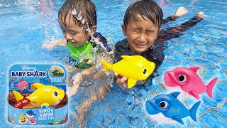 Ziyan dan Kyo Main Mainan Hiu Baby Shark di Kolam Renang