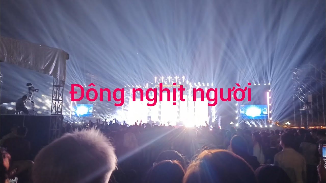 Đông nghịt người nhảy chờ bắn pháo hoa đêm giao thừa 2026 phần1