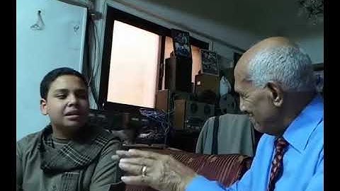 ماشاء اللة اب يعلم ابنة تلاوة القراءن الكريم صوت يزهب القلب اسمع ولم تندم