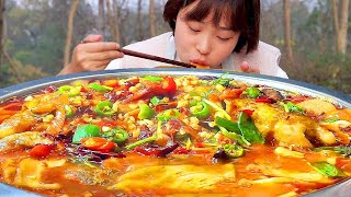 Qiu Mei made a hot pot fish by herself and didn't give it to him. The spicy  spicy  delicious and a