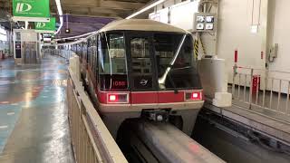 東京モノレール浜松町駅に入線.発車する列車。
