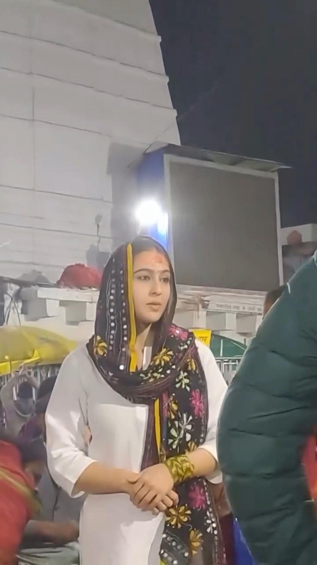 Sara Ali Khan seen seeking BLESSINGS at Baidyanath Jyotirlinga ??️ #saraalikhan #shorts