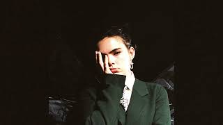 Download Lagu BENEE   Somebody That I Used to Know Audio MP3