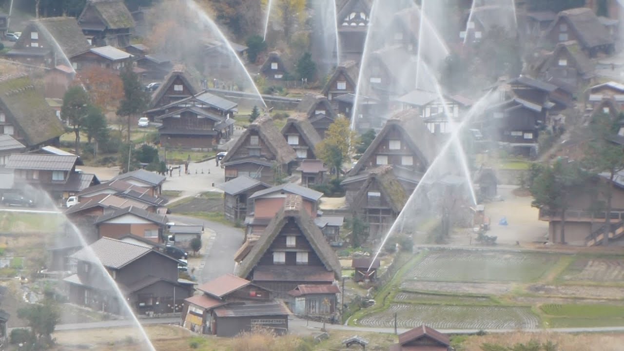 合掌集落包む水の放物線 岐阜 白川郷で防火訓練 Water Discharge Drill At World Heritage Site Shirakawa Go Youtube